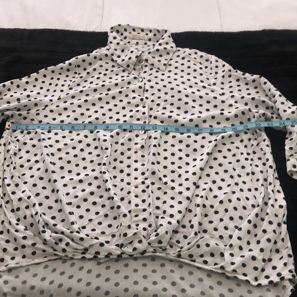 Just Living partial button down blouse 👚white & black polka dots low high style - Picture 3 of 8